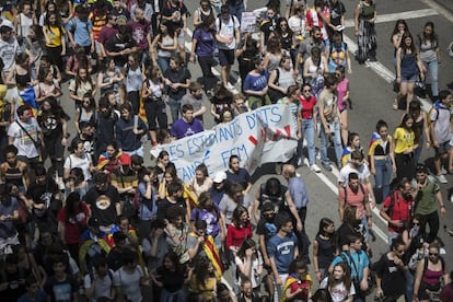 La Secretaría de Universidades e Investigación ha señalado que el seguimiento de la huelga de estudiantes convocada para este jueves ha tenido un seguimiento desigual en las universidades públicas catalanas, con un apoyo mayoritario en la UdG, en campus de la Rovira i Virgili (URV) de Tarragona y facultades de la UAB y la UB. En la imagen, vista aérea de la marcha en Barcelona.