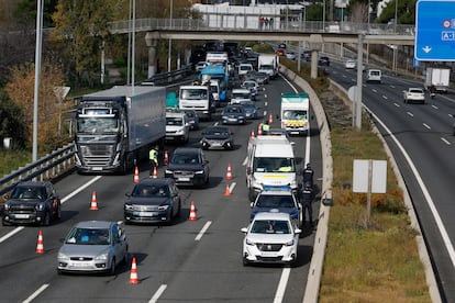 La carretera M-40 de Madrid, tras la reanudación del tráfico después de que un helicóptero con dos personas a bordo cayese a la calzada el pasado viernes.