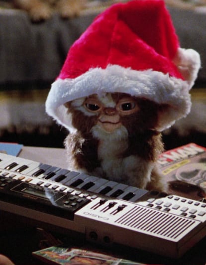 Quién no haya pasado alguna de sus Navidades viendo a Gizmo no tiene infancia. Gremlins (Joe Dante, 1984) es de visionado obligatorio para todos aquellos que adoran estas fiestas y para los que se complacen al ver cómo se pone patas arriba la celebración más edulcorada del año.