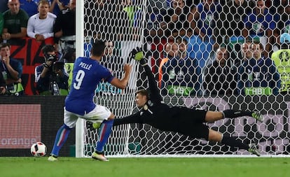 Pellè lanza fuera el penalti ante Neuer.