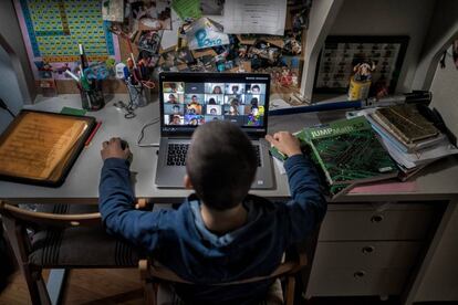 Un alumne de 5è curs de primària estudiant a casa durant el confinament. 
 