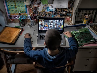 Un alumne de 5è curs de primària estudiant a casa durant el confinament.