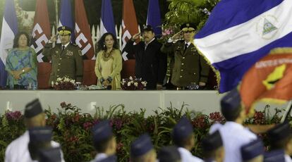 El presidente Daniel Orttega, la vicepresidenta Rosario Murillo y el jefe del Ejército, Julio César Avilés (der.), en un acto oficial en Managua.