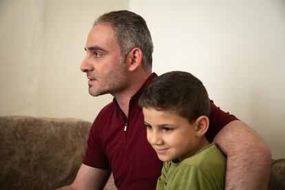 Ali Ali, refugiado sirio en la localidad de Gaziantep, junto a su hijo Mohamed, el 31 de mayo.