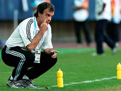 Bielsa hace señales a sus jugadores en la semifinal de los JJ OO de Atenas que enfrentó a Argentina e Italia.
