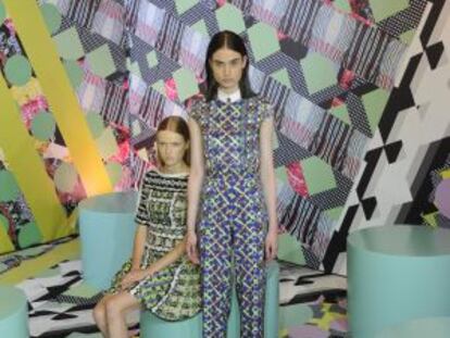 Dos modelos de la colección de Peter Pilotto, presentada en Florencia.