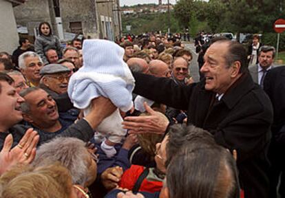 Jacques Chirac, ayer en campaña electoral en la localidad de Nontron, en el centro de Francia.