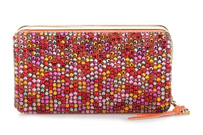 Bolas de colores: clutch de Chloé para My Theresa (1750 euros).