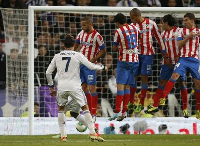 Ronaldo lanza la pelota por debajo de la barrera.