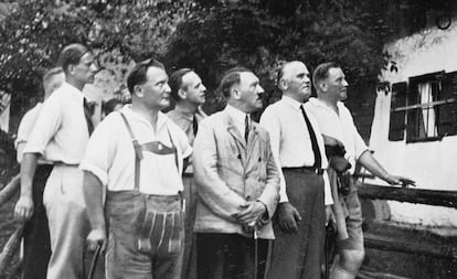 Adolf Hitler (en el centro) y Hermann Goering (a la izquierda), con otros nazis en 1923, en los primeros años de la República de Weimar.