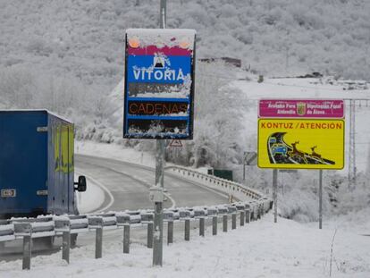 Imagen de la nevada este viernes en las proximidades de Vitoria.