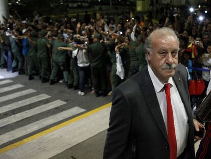 Del Bosque y, tras él, Torres, a la llegada de la selección a su hotel en Puerto La Cruz.