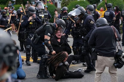 Varios manifestantes son detenidos durante las protestas en Louisville. El fiscal, que se basó en el dictamen de un gran jurado, decidió este miércoles que solo acusará al expolicía Brett Hankinson por imprudencia temeraria al haber disparado contra una vivienda vecina a la de Taylor, en ningún caso por nada que desembocara en la muerte de la mujer afroamericana.