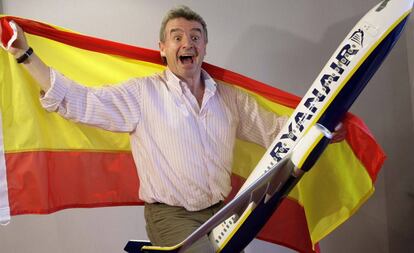 El consejero delegado de Ryanair, Michael O'Leary, con una bandera española.