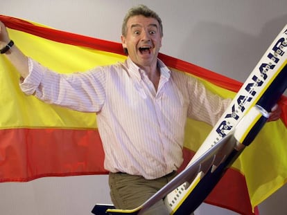 El consejero delegado de Ryanair, Michael O'Leary, con una bandera española.