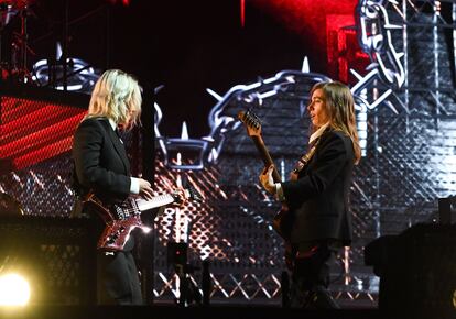 Phoebe Bridgers y Julien Baker, durante un momento del concierto de Boygenius.