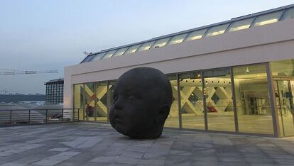 La obra 'Día y noche' de Antonio López preside ahora el acceso a la terminal de llegadas. El arquitecto considera que en esta nueva ubicación (las dos gigantescas cabezas han sido trasladada desde el interior de la estación) las esculturas ganan espacio y visibilidad como símbolo urbano.