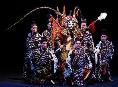 La Beijing Hebei Bangzi Opera Troupe, en <i>La ciudad de Tebas</i>, montaje representado en el X Festival Iberoamericano de Teatro de Bogotá.