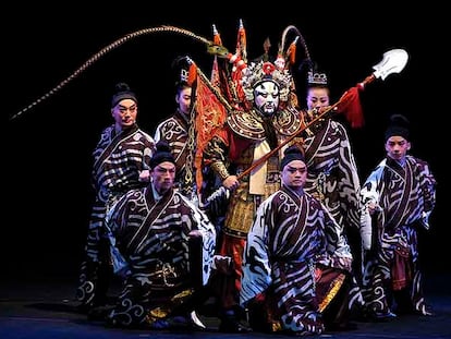 La Beijing Hebei Bangzi Opera Troupe, en <i>La ciudad de Tebas</i>, montaje representado en el X Festival Iberoamericano de Teatro de Bogotá.