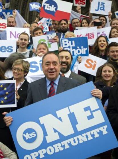 El primer ministro escocés, Alex Salmond, posa junto a seguidores del sí a la independencia, hoy en Edimburgo (Escocia).