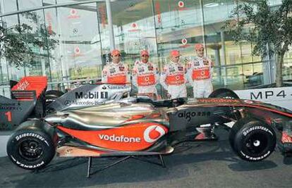 Los pilotos de McLaren con el nuevo MP4-24