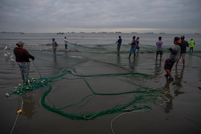 Pescadores en Playita Mía.