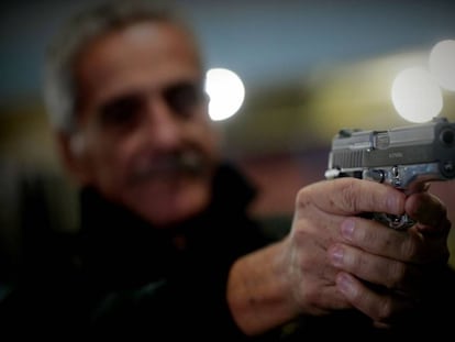 Homem segura pistola da Taurus em São Paulo.