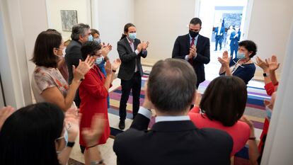 El presidente del Gobierno, Pedro Sánchez, y los miembros de su gabinete, que le aplauden a su llegada a la reunión del Consejo de Ministros, este martes en Moncloa.