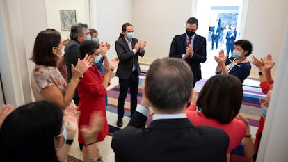 Prime Minister Pedro Sánchez (C) and Cabinet members celebrate the agreement on the EU recovery fund.