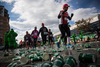 Restos de bebidas en una de las zonas de avituallamiento.