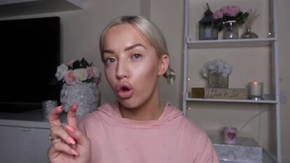 A 'influencer' Elle Durby, no vídeo de seu canal no YouTube.