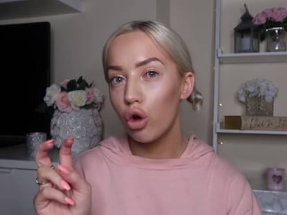 A 'influencer' Elle Durby, no vídeo de seu canal no YouTube.