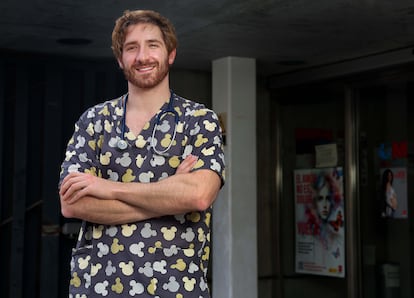 Francisco Recio, pediatra, frente al Centro de Salud donde trabaja en Madrid. 