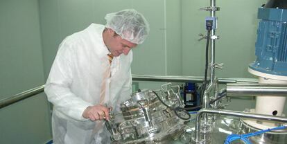 Imagen de un trabajador en unas instalacinoes de Rovi.