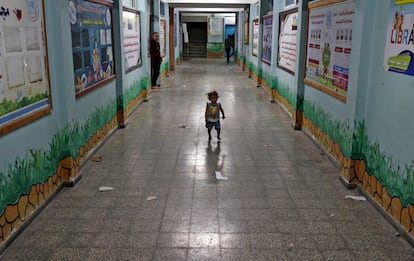 Una niña palestina camina por un pasillo de una escuela de la ONU, donde se refugió con su familia después de huir de su hogar en la ciudad de Beit Lahia.