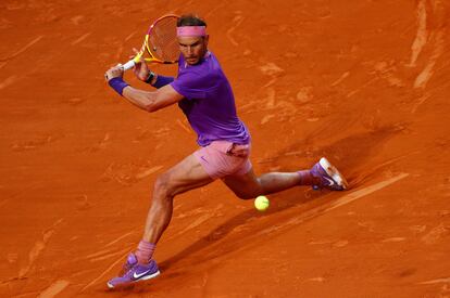 Nadal se desliza durante la final contra Djokovic.