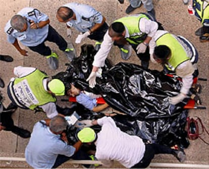 Los servicios de emergencia israelíes recogen el cuerpo de una de las víctimas del atentado de Jerusalén.