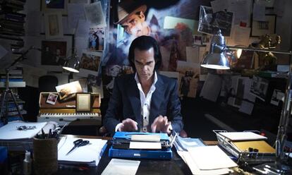 Nick Cave en su despacho en un fotograma del documental '20.000 days on earth'.