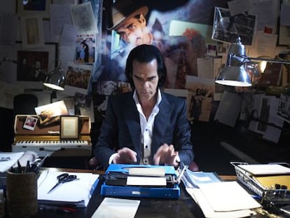 Nick Cave en su despacho en un fotograma del documental '20.000 days on earth'.