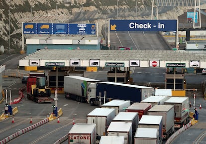 Una fila de camiones cruza el puerto de Dover, al sur de Inglaterra, el 14 de enero de 2021.