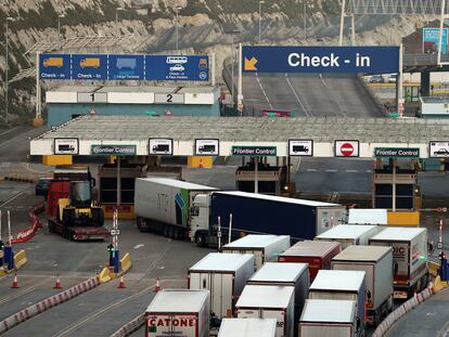 Una fila de camiones cruza el puerto de Dover, al sur de Inglaterra, el 14 de enero de 2021.