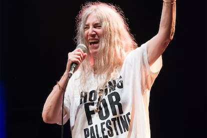 Patti Smith

“Su muerte fue un golpe tremendo, que me afectó personalmente. El día que se supo, fui a una tienda de discos. Estaba llena de muchachos que lloraban desconsolados. No parecían saber qué iba a ser de ellos a partir de entonces. No era el momento de decir nada, pero realmente quise animarlos, decir que todo iba a salir bien, que simplemente había tomado una decisión extraña”. Rolling Stone, 1996.