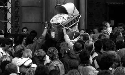 Refugiados alemanes orientales se agolpan a las puertas de la Embajada de la República Federal Alemana, en noviembre de 1989.