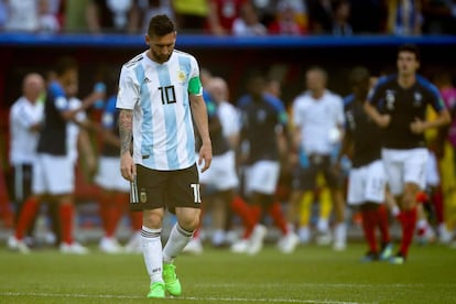 Lionel Messi camina mirando el césped después del partido.