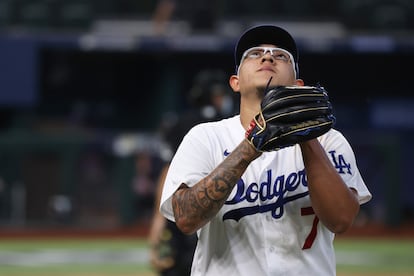 El lanzador mexicano Julio Urías celebra el triunfo de los Dodgers de Los Ángeles.