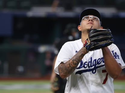 El lanzador mexicano Julio Urías celebra el triunfo de los Dodgers de Los Ángeles.