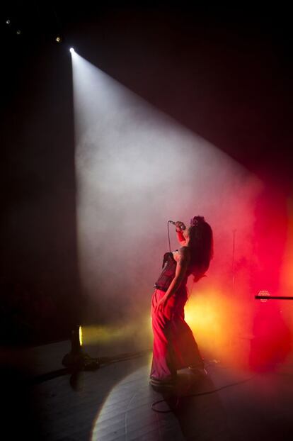 La cantante, Sònia Tovares, durante una actuación de The Gift.