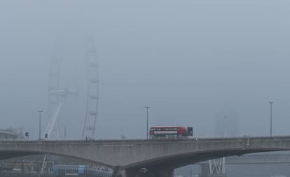 La niebla envuelve el puente de la noria London Eye, uno de los símbolos de la capital británica.