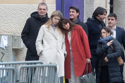 Laura Borràs, acompañada por su hija Marta Botet, este lunes a las puertas de la Audiencia de Barcelona.