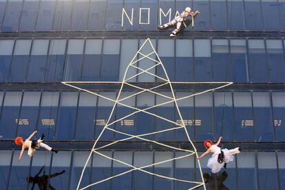 Tres manifestants es pengen en un edifici de Girona per protestar per la construcció de la MAT.